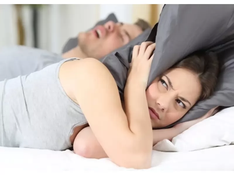 Qué causa los ronquidos